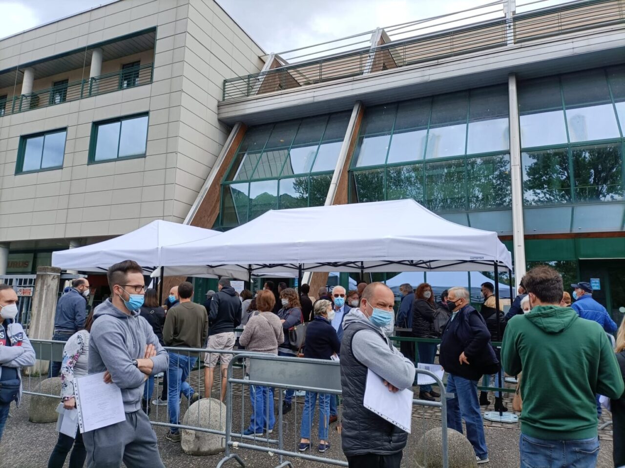 Vaccinazioni: è l’ora dei trentenni, come e quando prenotare. A Lecco vaccinato quasi un cittadino su due