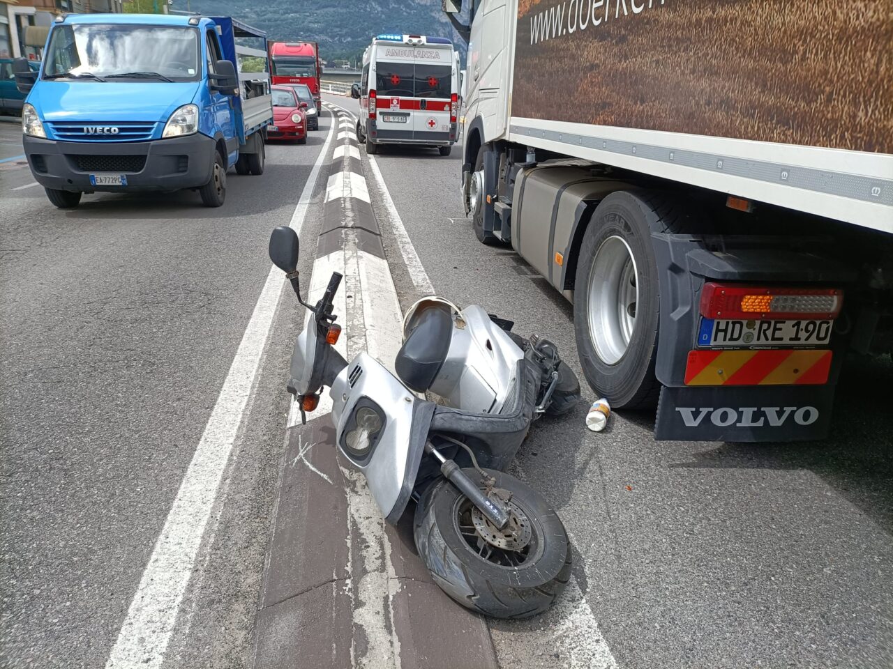 Paura per un motociclista “incastrato” tra un camion e lo spartitraffico
