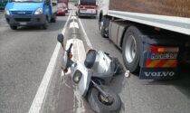 Paura per un motociclista "incastrato" tra un camion e lo spartitraffico