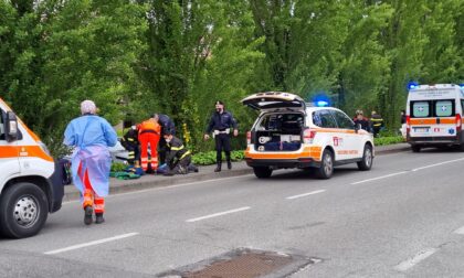 Madre e due figli investiti da pirata della strada che scappa: gravissimo il bimbo di 7 anni. Trasportato in elicottero a Bergamo