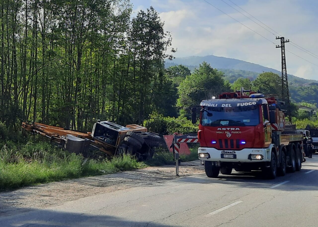 Escavatore si ribalta e finisce nel fosso: intervento di Vigili del Fuoco e forze dell’ordine