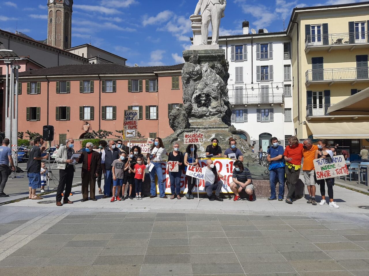 Presidio del comitato “Salviamo il Magnodeno” in piazza
