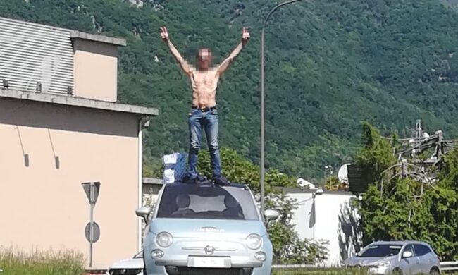 Sopra l’auto a petto nudo: “Questo è il centro del mondo”, intervengono le forze dell’ordine
