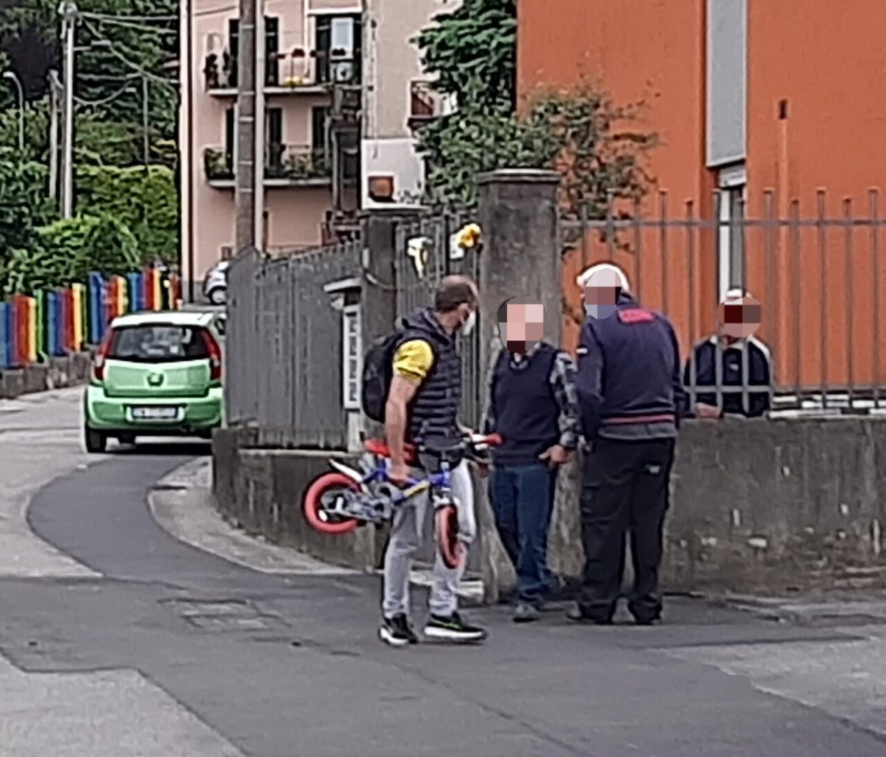 Paura per un bimbo di tre anni investito mentre era in sella alla sua biciclettina