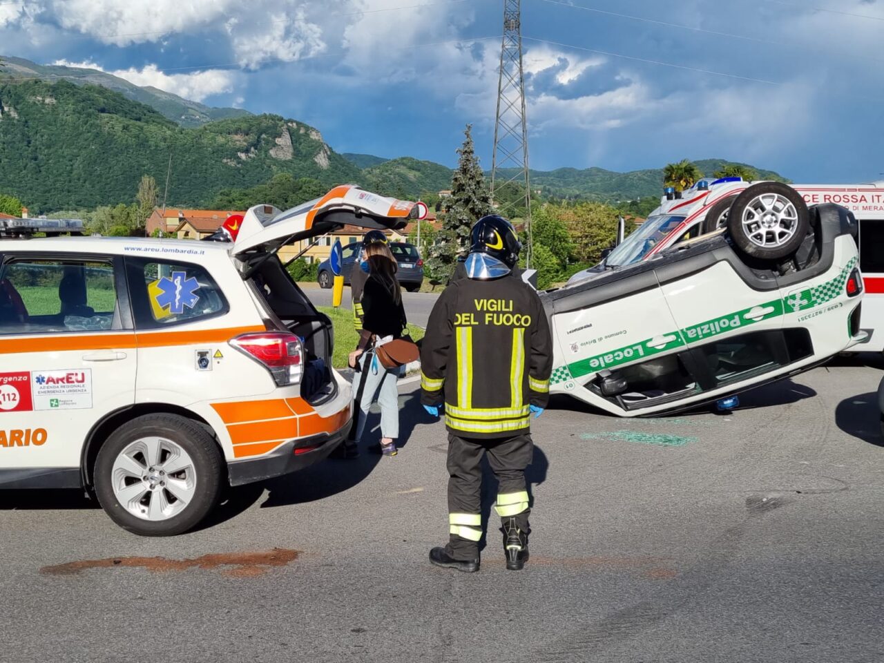 Carambola sulla Provinciale: si ribalta l’auto della Polizia Locale