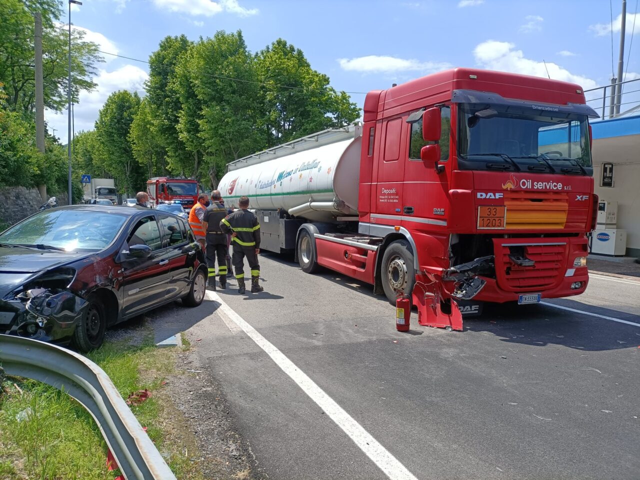 Schianto tra una maxi cisterna e un’auto all’imbocco della Statale 36