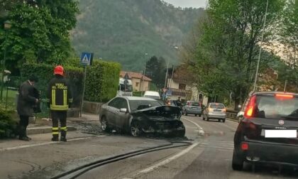 Paura per un'auto a fuoco sulla Provinciale