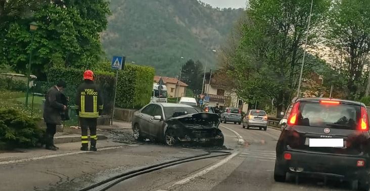 Paura per un’auto a fuoco sulla Provinciale