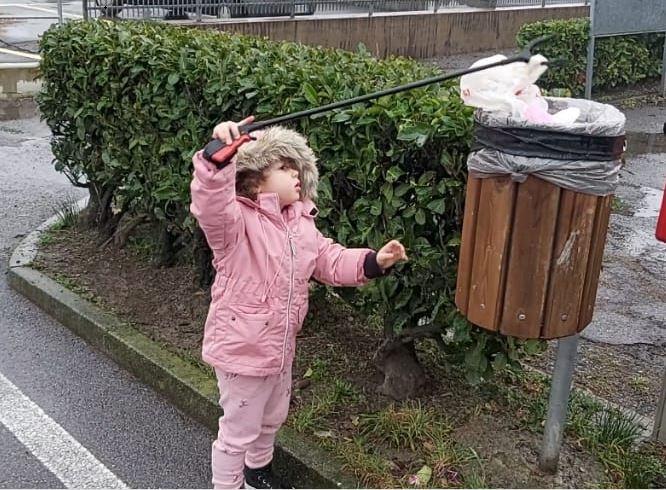 Bianca e il nonno, la strana coppia di… operatori ecologici volontari