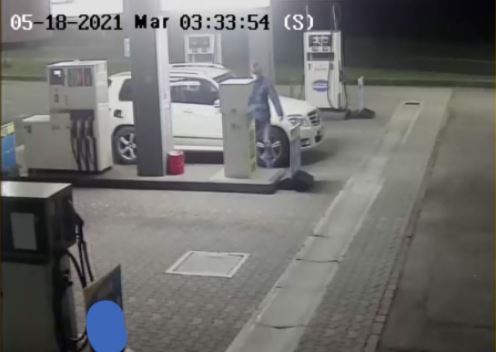 Raffica di rifornimenti da due euro nel cuore della notte: il benzinaio posta in rete la foto del furbetto del Cashback