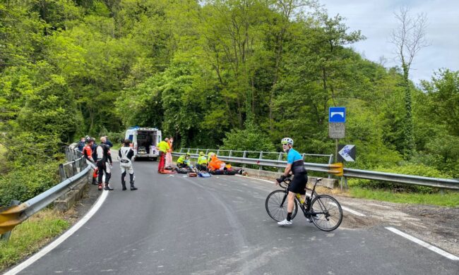 Incidente, motociclista trasportato in elicottero: è gravissimo FOTO