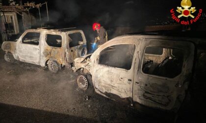 Due autovetture in fiamme, l'intervento dei Vigili del fuoco FOTO