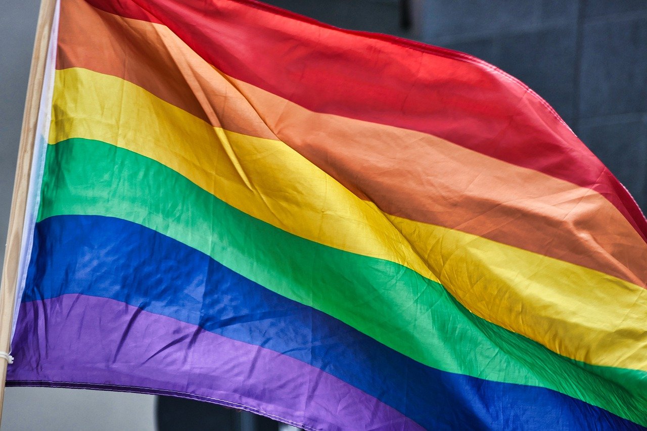 Bandiera arcobaleno fuori dalla sede a sostegno del Disegno di Legge Zan