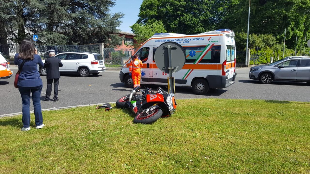Scontro tra auto e moto, grave un 41enne FOTO