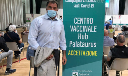 Antonio Rossi si vaccina al Palataurus e annuncia: "In arrivo 20mila tamponi gratis per gli sportivi"
