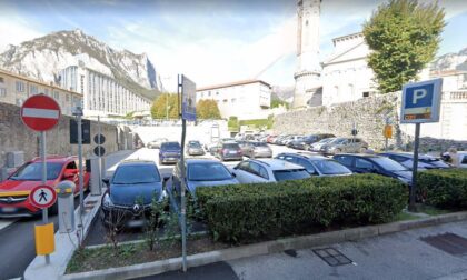 Parcheggio di via Parini, prima mezz’ora di sosta gratis