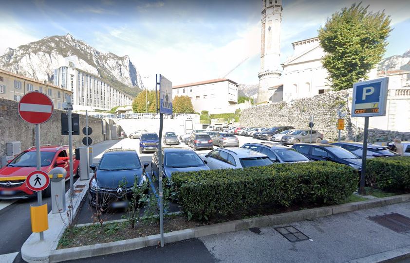 Parcheggio di via Parini, prima mezz’ora di sosta gratis