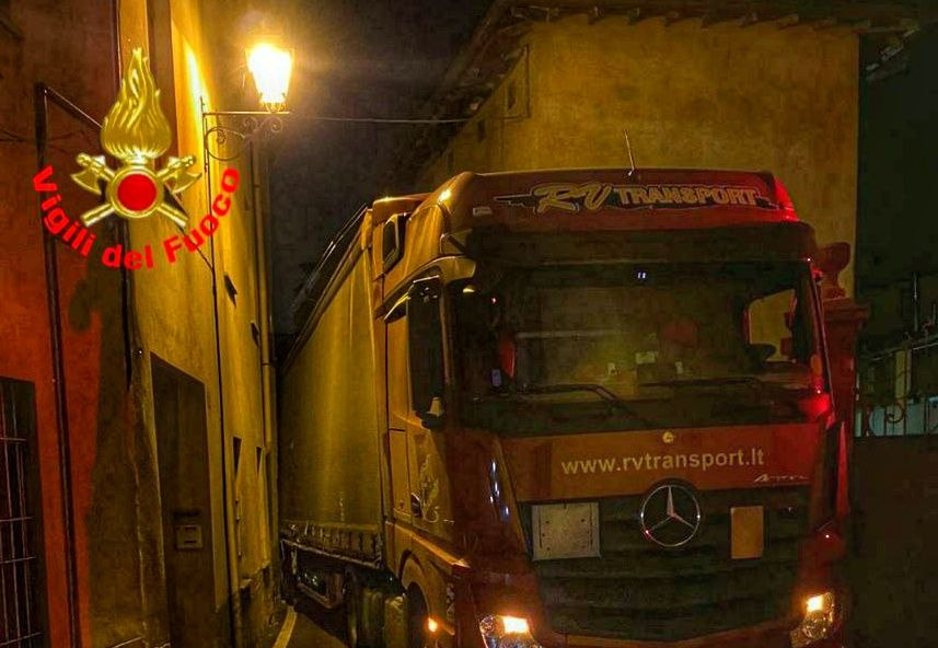 Camion incastrato nella strettoia: Vigili del fuoco al lavoro per 4 ore per liberarlo