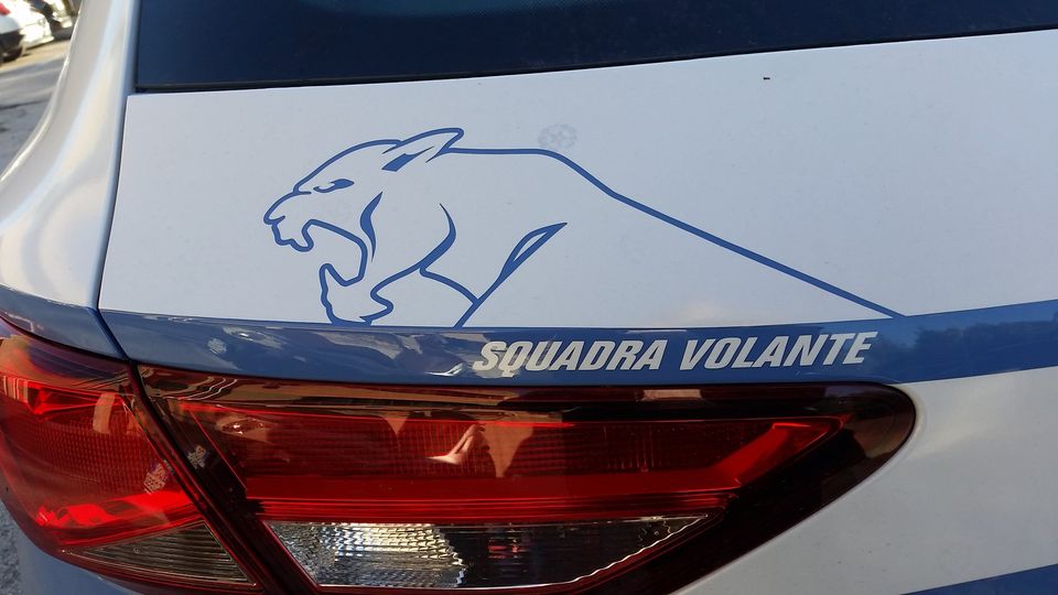 Giovane minaccia di uccidersi buttandosi sui binari: salvata dai poliziotti di Lecco