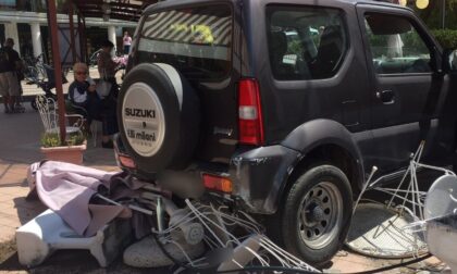 Jeep sbaglia la retro e travolge un'anziana passante