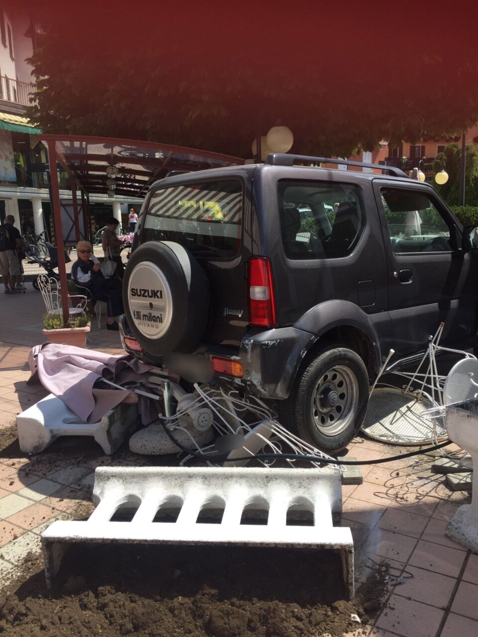 Jeep sbaglia la retro e travolge un’anziana passante