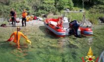 Rischia di annegare: cane salvato da un Vigile del Fuoco che si è tuffato in acqua