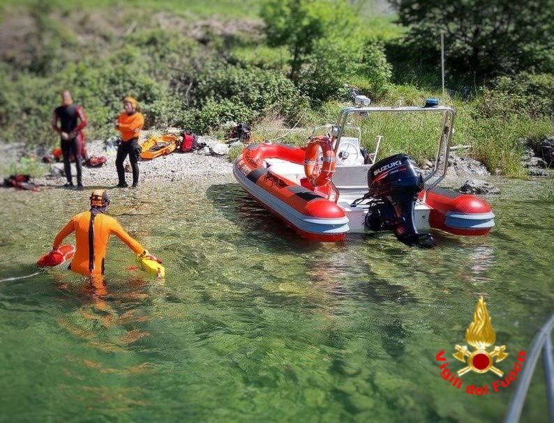 Rischia di annegare: cane salvato da un Vigile del Fuoco che si è tuffato in acqua