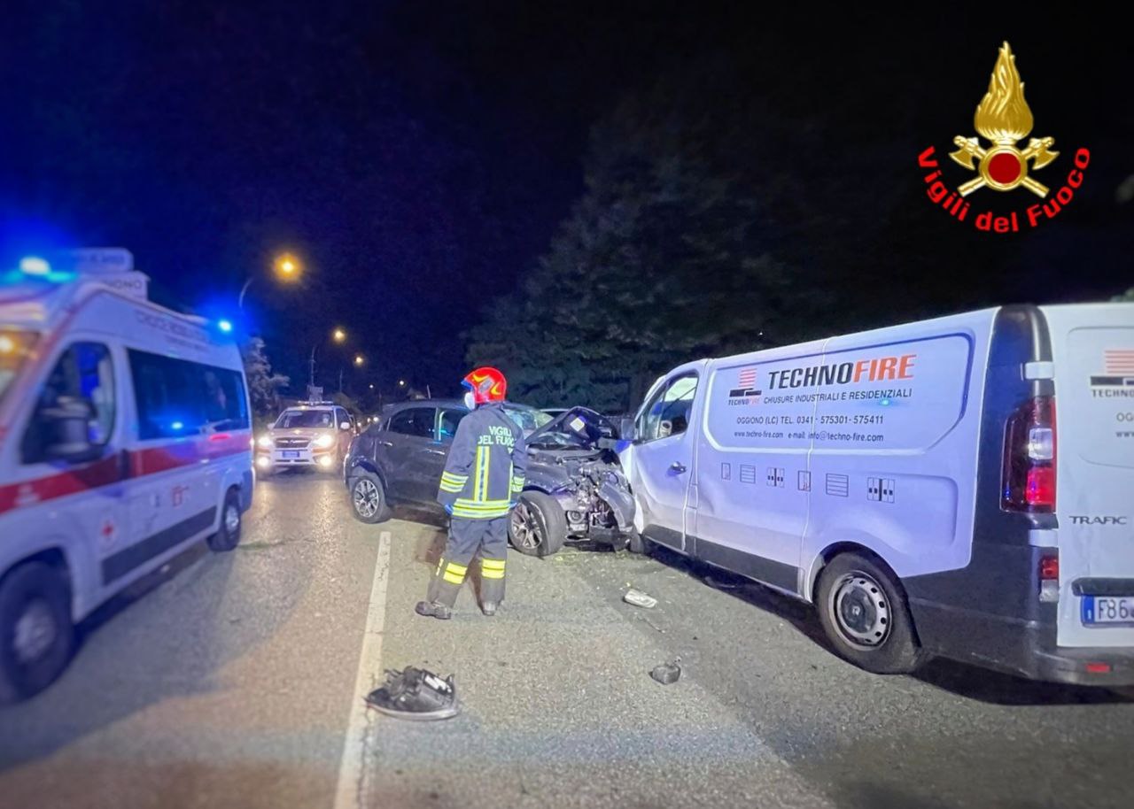 Frontale sulla Santa tra un’auto e un furgone: un ferito trasportato in ospedale in codice rosso