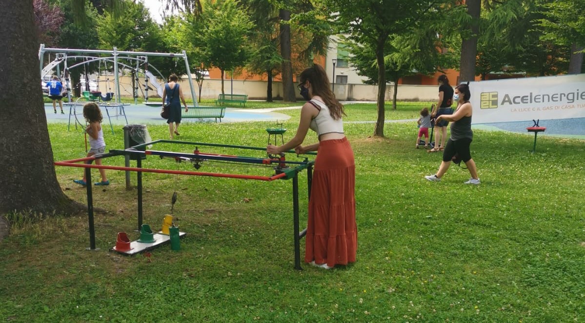 I giochi fatti con i rifiuti entusiasmano i bambini