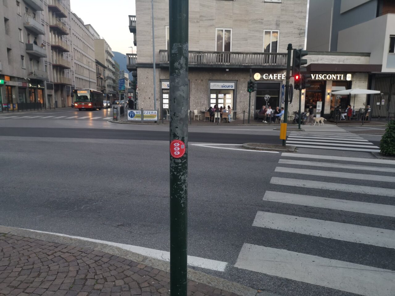 A Lecco bollati i semafori non a misura di non vedenti