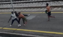 Le impressionanti immagini dell'ennesima violenta rissa in stazione a Lecco