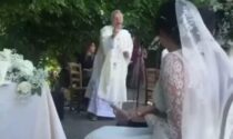 Don Bruno canta e balla per gli sposi: anche questa volta il video del matrimonio è uno spasso (nonostante le restrizioni Covid)