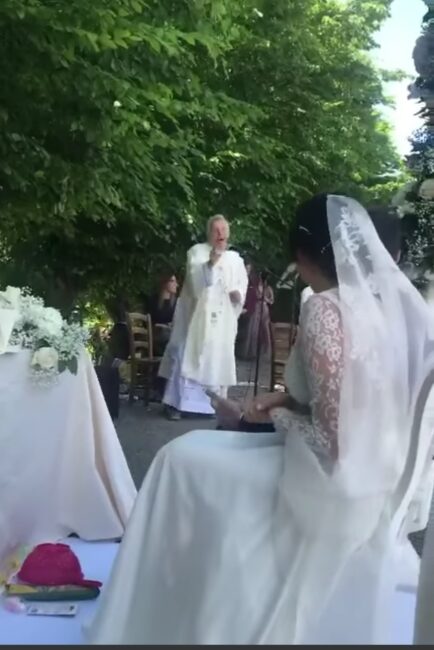 Don Bruno canta e balla per gli sposi: anche questa volta il video del matrimonio è uno spasso (nonostante le restrizioni Covid)