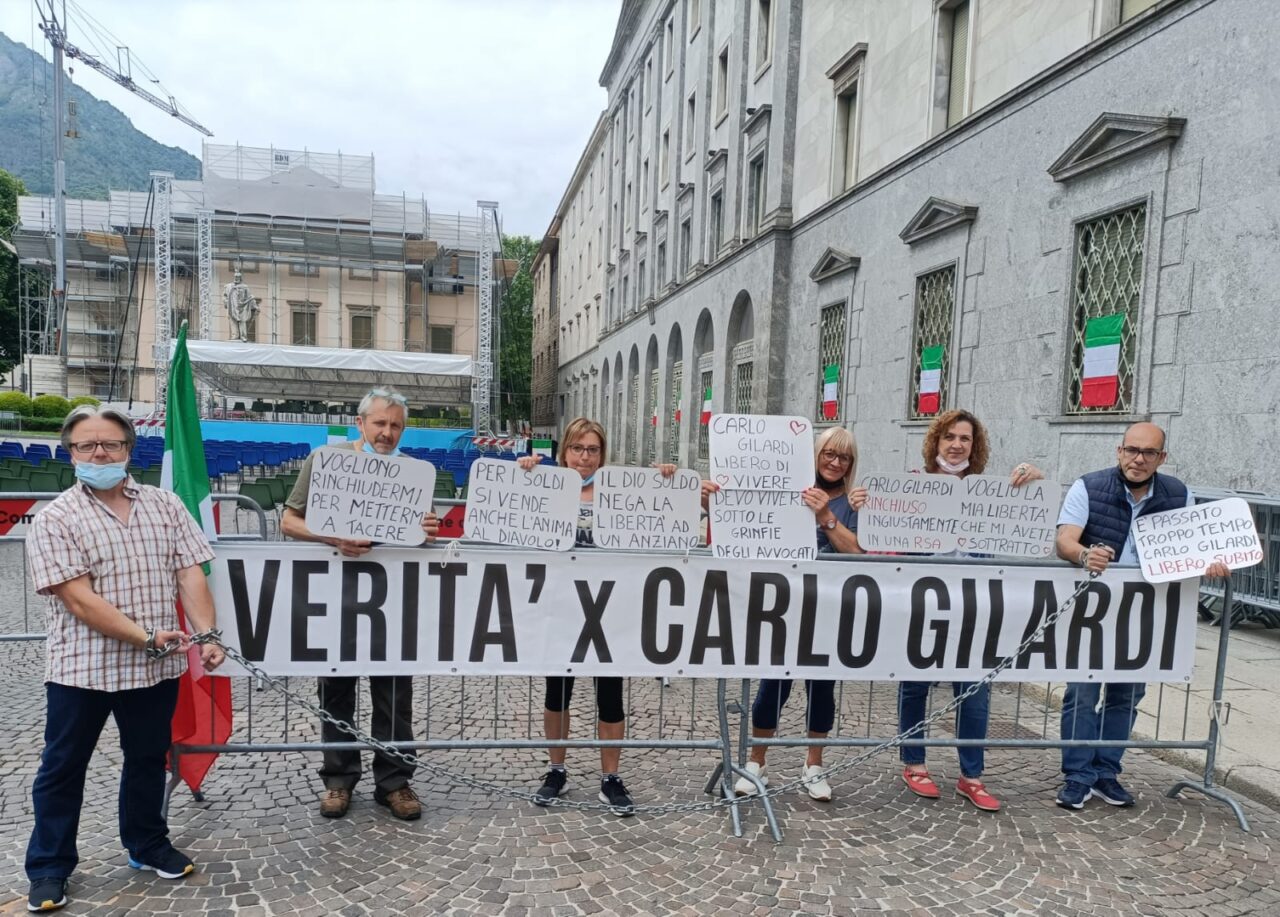 Manifestazione (semideserta) in piazza per Carlo Gilardi