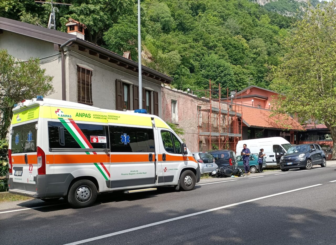 Incidente auto moto: si ferma per far attraversare un pedone, centauro tamponato