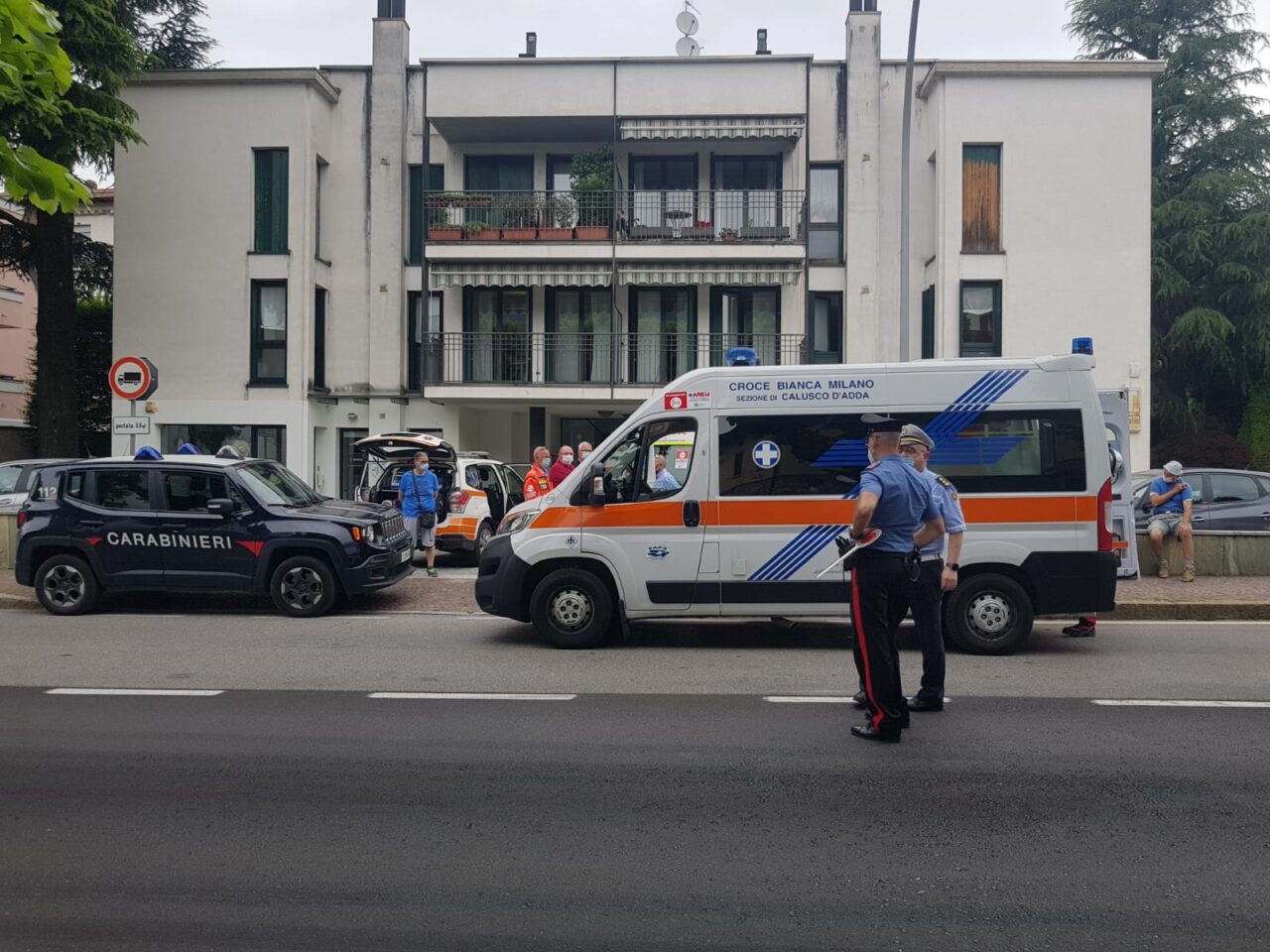 80enne colpito da malore in strada: è in gravi condizioni