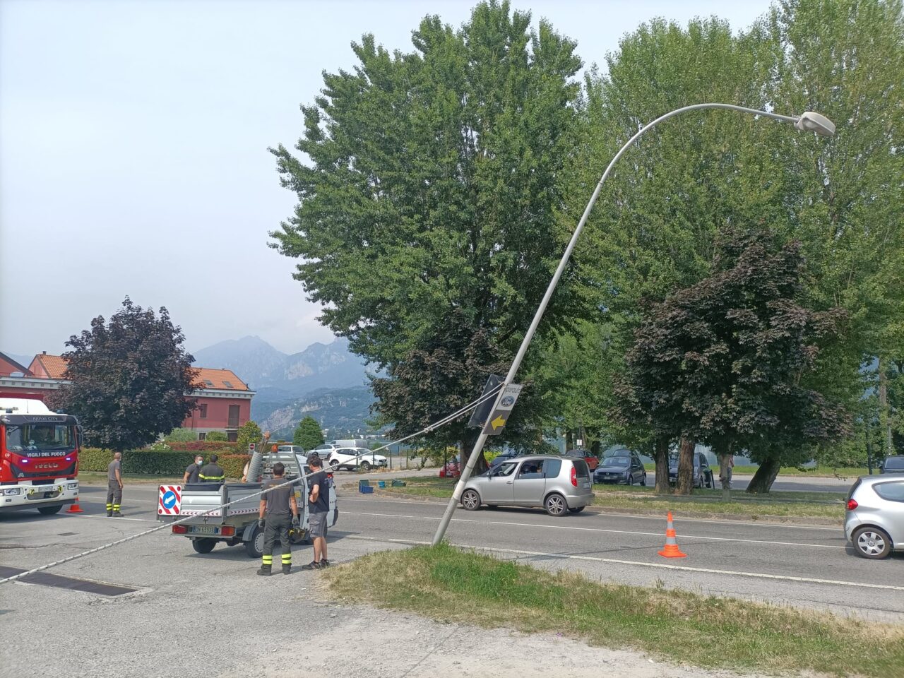 Camion “abbatte” palo della luce e poi si allontana