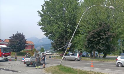 Camion "abbatte" palo della luce e poi si allontana