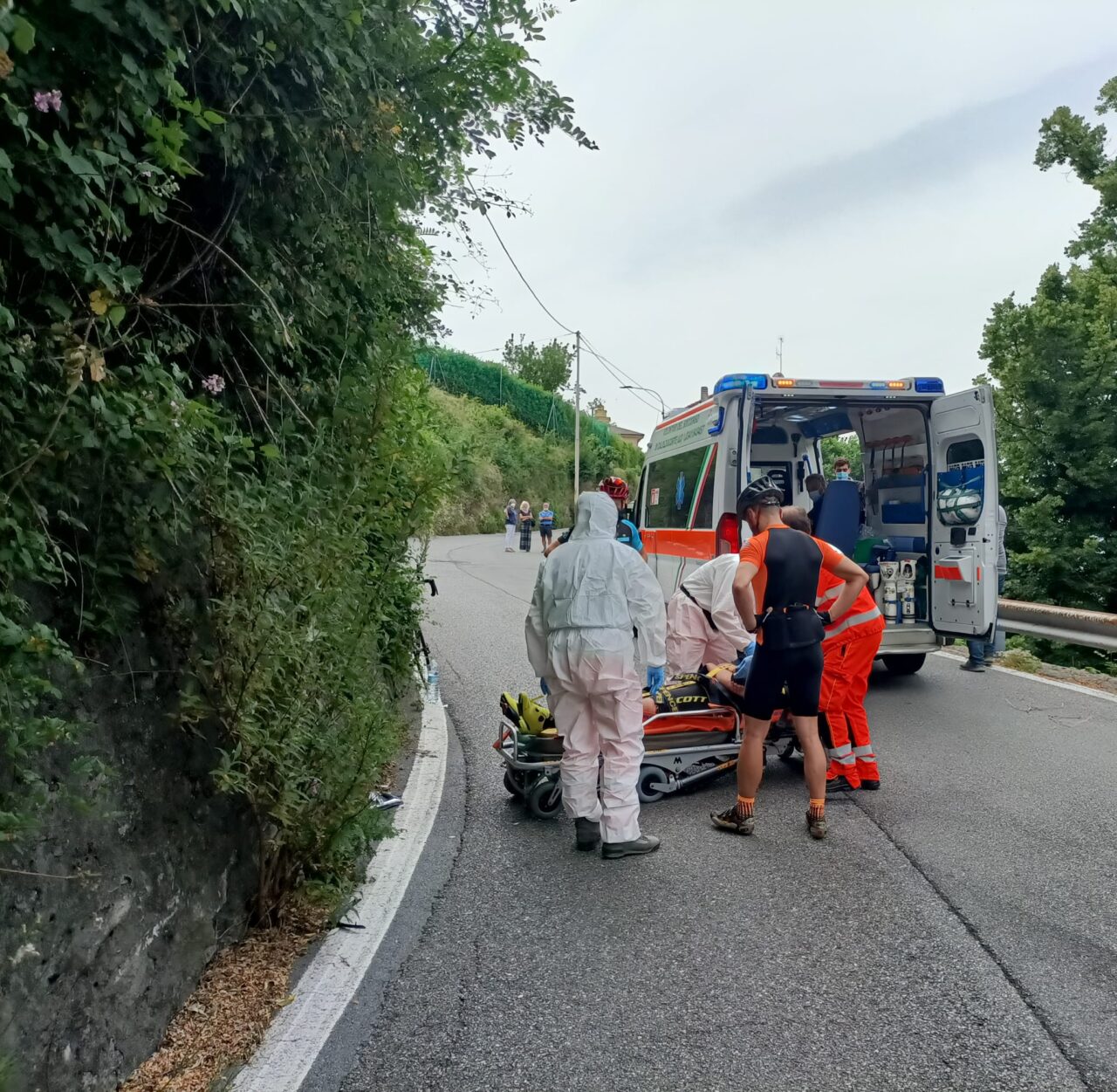 Scontro tra bici e scooter: ciclista 27enne in condizioni serie
