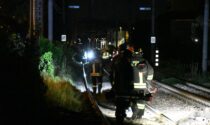 Cammina sui binari verso Lecco in piena notte, travolto e ucciso dal treno