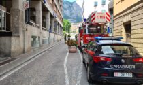 Paura in centro Lecco: si stacca una lastra da 40 chili da un palazzo e colpisce un passante