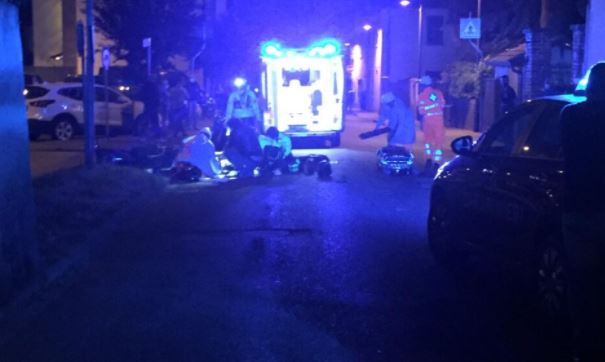 Drammatico schianto, motociclista gravissimo: caccia all’investitore in fuga