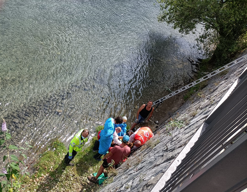 Cade da una scala precipita sul lungofiume: 39enne trasportato in ospedale