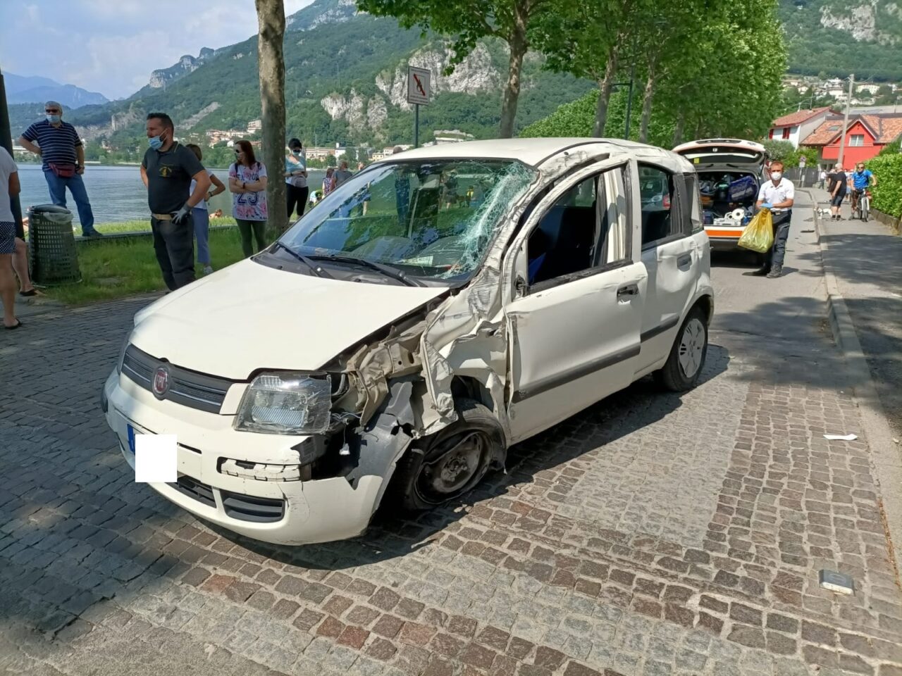 Esce di strada e abbatte la recinzione di un condominio: paura sul lungolago