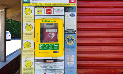 Ragazzini manomettono defibrillatore in piazza, scatta l'allarme