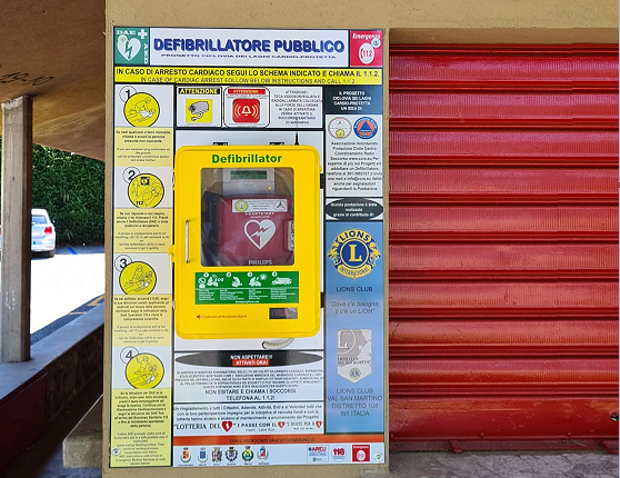 Ragazzini manomettono defibrillatore in piazza, scatta l’allarme