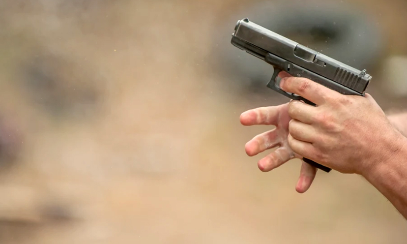 “Ti sparo, dammi i soldi”: pistola alla mano rapinano i passanti. In manette due ventenni