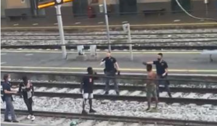 Salvini pubblica il video della rissa in stazione a Lecco e lancia l’hashtag  #iostoconilpoliziotto