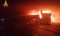 Autobus in fiamme nella galleria Fiumelatte: 25 ragazzini salvati dall'autista eroe. Il video dei pompieri nell'inferno di fuoco