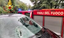 Sasso si stacca dalla parete rocciosa e colpisce un'auto: paura per tre giovani